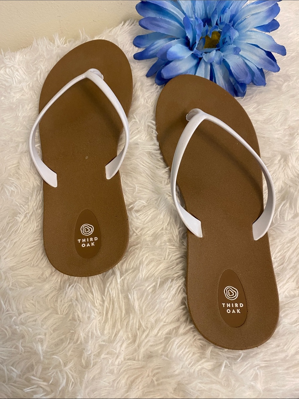 Women's White Strap Brown Flip Flops Sz 8m - Picture 2 of 6
